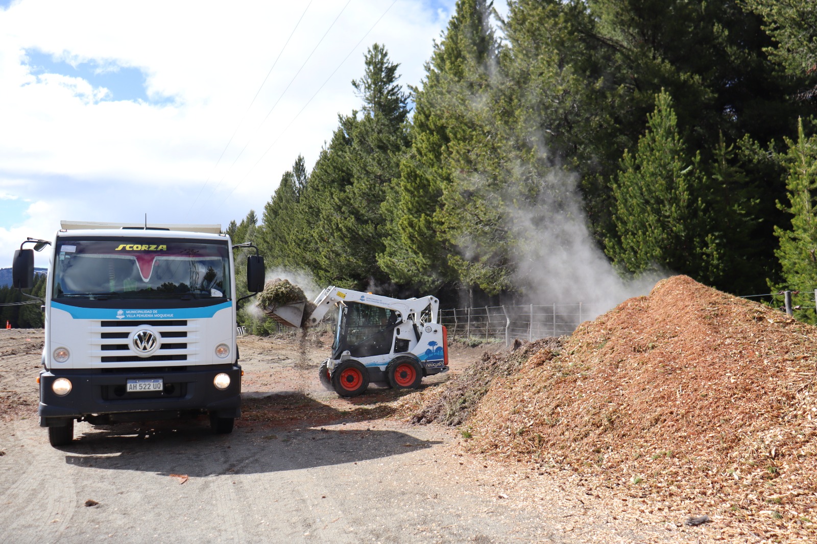 Relleno con chips del raleo y limpieza de ruta: Arturo de Gregorio y los chicos del Centro Rural Evangélico cerraron el círculo en Villa Pehuenia Moquehue