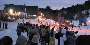 Batea Mahuida celebró sus 26 años con nieve, antorchas y mucha emoción