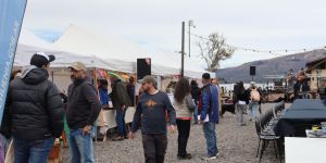 Estamos de feria en Villa Pehuenia Moquehue: arrancó A La Mesa y hay pasaporte para completar